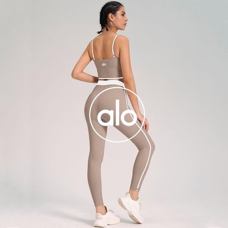 طقم عالي الخصر من بلوزة وبنطال من alo yoga