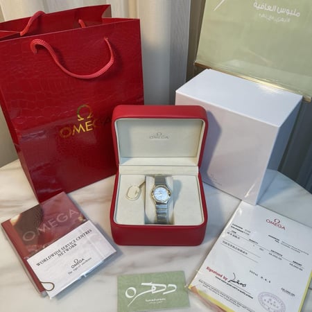 ساعة نسائية أنيقة من Omega لون أبيض مزينة بحبات الكريستال