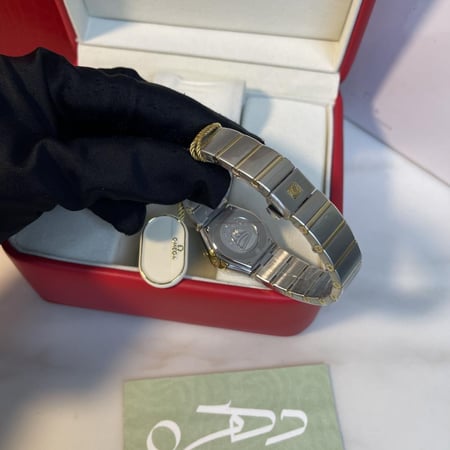 ساعة نسائية أنيقة من Omega لون أبيض مزينة بحبات الكريستال