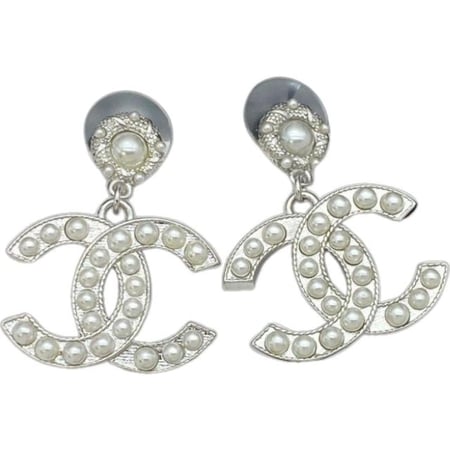 أقراط مع شعار CC مرصعة باللؤلؤ مع لؤلؤة في الاعلى من شانيل