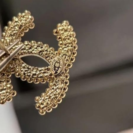 اقراط شانيل كريستال ملونة