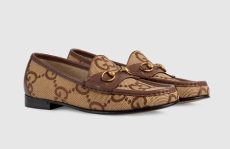 حذاء Gucci بقطعة معدنية من تصميم Horsebit