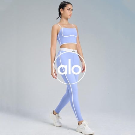 طقم عالي الخصر من بلوزة وبنطال من alo yoga