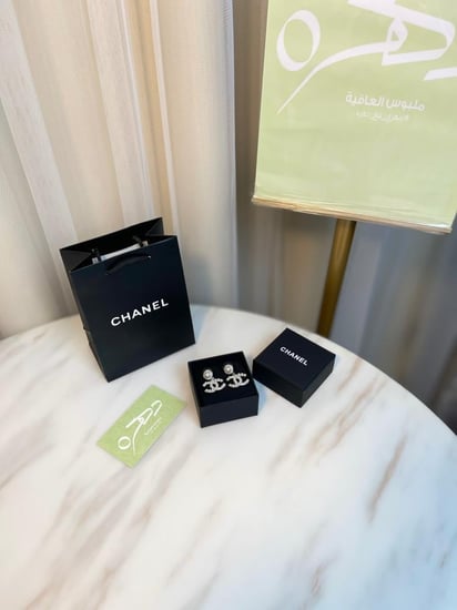 أقراط مع شعار CC مرصعة باللؤلؤ مع لؤلؤة في الاعلى من شانيل