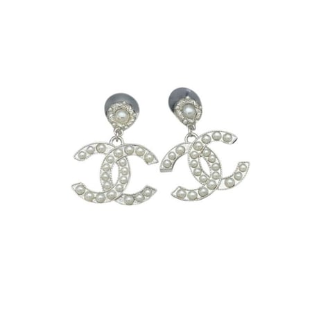 أقراط مع شعار CC مرصعة باللؤلؤ مع لؤلؤة في الاعلى من شانيل