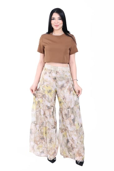 طقم بنطلون طويل واسع  شيفون مشجر بطبقات متعددة وبلوزة كريب بأكمام قصيرة مزينة بحبات لؤلؤية صغيرة على الكتف