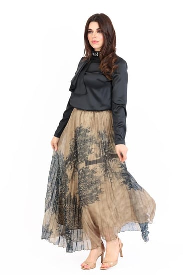 بلوزة أنيقة بياقة مرتفعة مزينة بحبات كريستالية لامعة