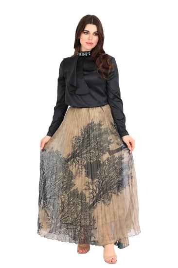 بلوزة أنيقة بياقة مرتفعة مزينة بحبات كريستالية لامعة