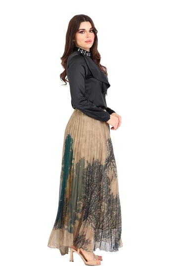 بلوزة أنيقة بياقة مرتفعة مزينة بحبات كريستالية لامعة