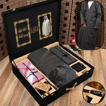 هدايا رجاليه فروة وقماش وشماغ مع عبارة اهداء وصورة المهدا اليه