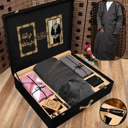 هدايا رجاليه فروة وقماش وشماغ مع عبارة اهداء وصورة المهدا اليه