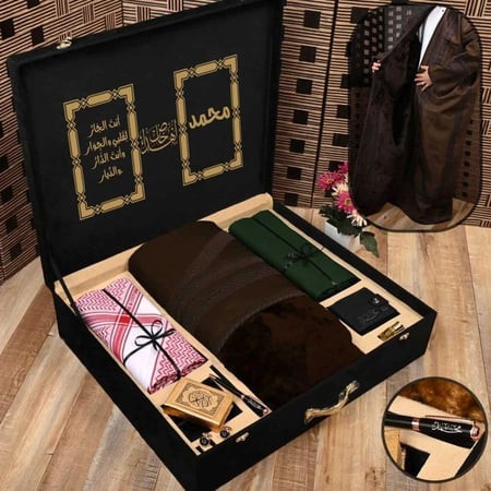 هدايا رجاليه فروة وقماش وشماغ مع عبارة اهداء وصورة المهدا اليه