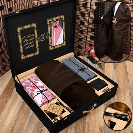 هدايا رجاليه فروة وقماش وشماغ مع عبارة اهداء وصورة المهدا اليه