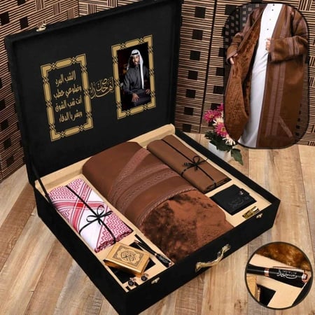 هدايا رجاليه فروة وقماش وشماغ مع عبارة اهداء وصورة المهدا اليه