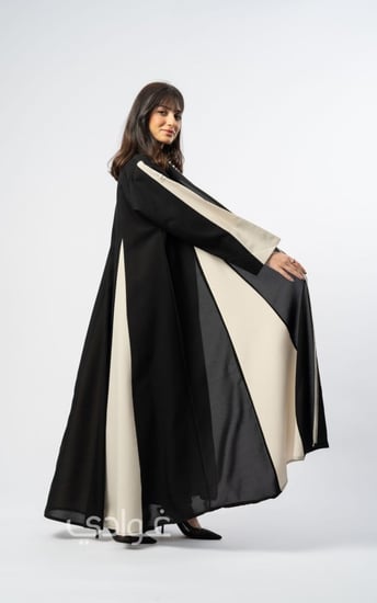 العبايه الكلوش باللون الاسود بتداخل اللون البيج - غوادي
