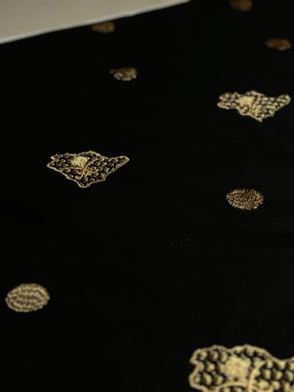 طرحه بتطريز الجزيره العربيه و الدوائر الذهبيه