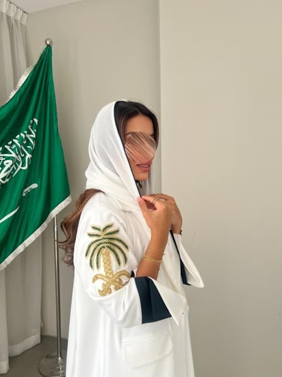 عبايه اليوم الوطني 95 بيضاء