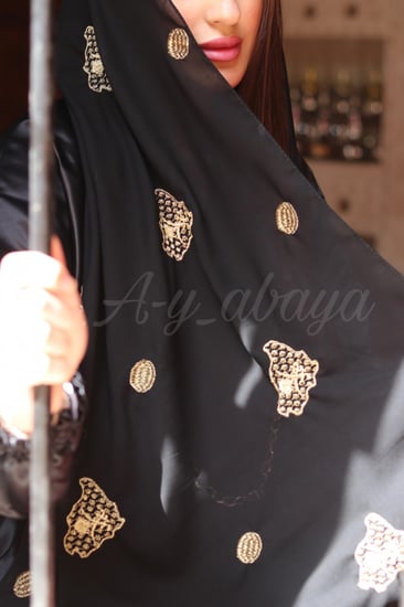 طرحه بتطريز الجزيره العربيه و الدوائر الذهبيه