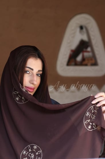 طرحه بشعار يوم التأسيس السعودي( شعار ذهبي ولون البني )