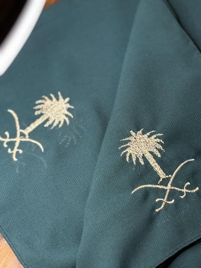 طرحه خضراء بشعار المملكه الذهبي