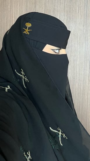 نقاب أسود فاخر بشعار المملكة