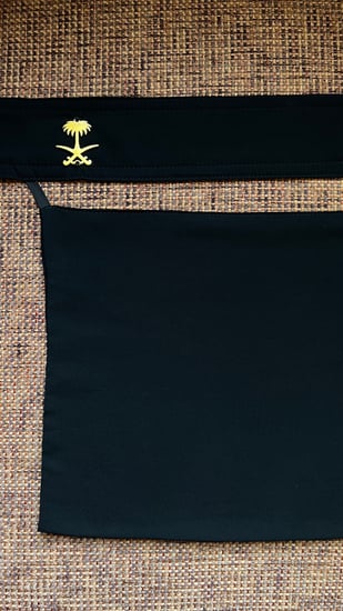 نقاب أسود فاخر بشعار المملكة