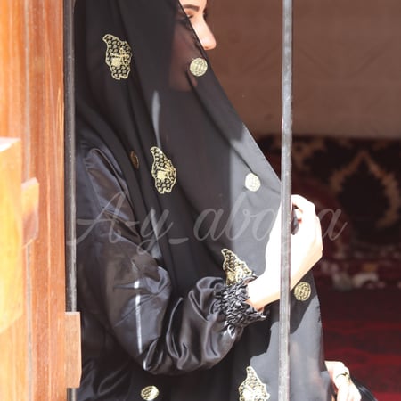 طرحه بتطريز الجزيره العربيه و الدوائر الذهبيه