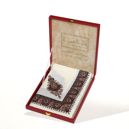 شال كشميري مطرز بني للثوب السعودي في علبة جلد حمراء فاخرة