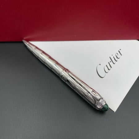 تفاصيل قلم حبر كارتير فضي كلاسيك لإطلالة رسمية لافتة ومهيبة