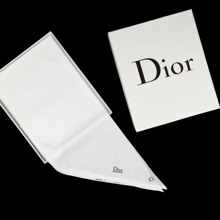 غترة ديور الانجليزيه 2025 بعلبة بيضاء فاخرة بشعار ديور العريقه