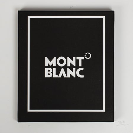 علبه شماغ مونت بلانك  سوداء  بشعار الماركة باللون الابيض