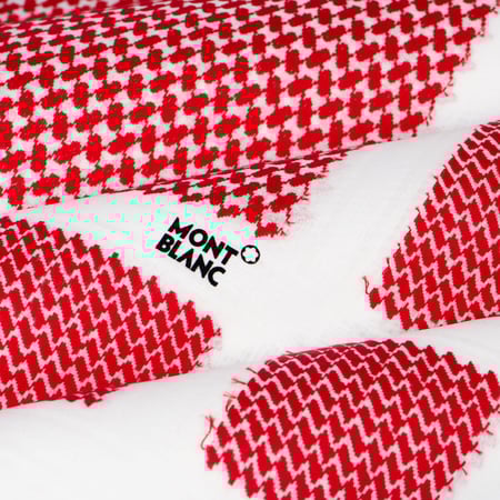 شماغ مونت بلانك بنقوش حمراء متقنة و ختم اسود ماركة مونت بلانك