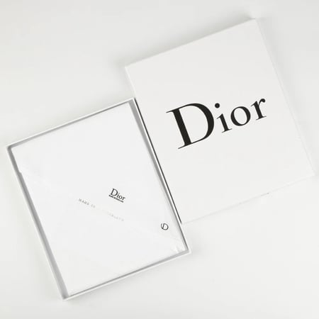 غترة ديور الانجليزيه 2025 بعلبة بيضاء فاخرة بشعار ديور العريقه