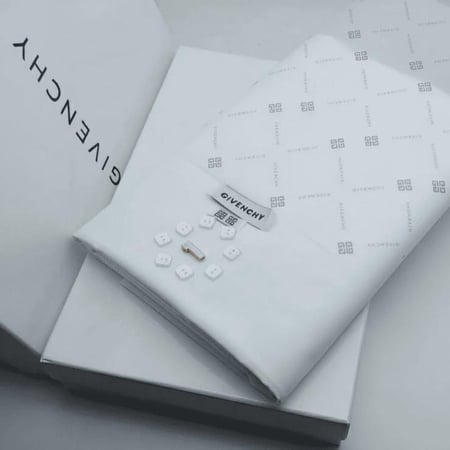 قماش شتوي ماركة جيفنشي أبيض مع العلبة والأزرار وشعارات الماركة الفاخرة