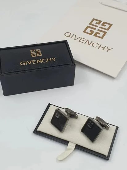 كبك ماركة جيفنشي لون أسود ملكي وتصميم مربع فخم لإطلالة رسمية جذابة