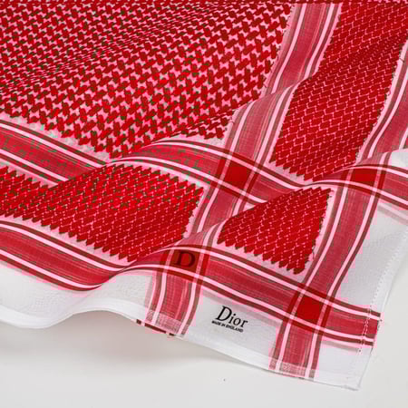 شماغ ماركة ديور لون احمر دم الغزال و ننقوش متقنة و خامة قطنية  فاخرة