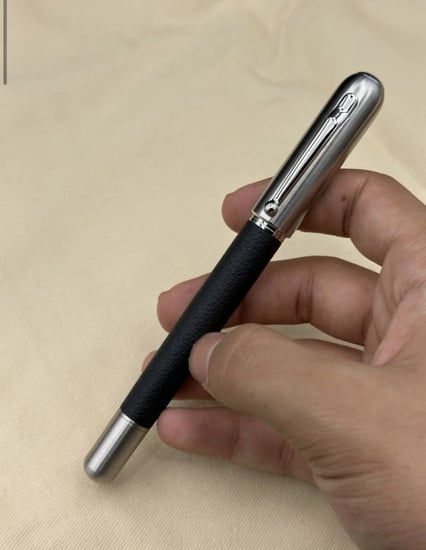 قلم دنهل أسود كلاسيك فاخر من أرقى أقلام حبر للرجال.