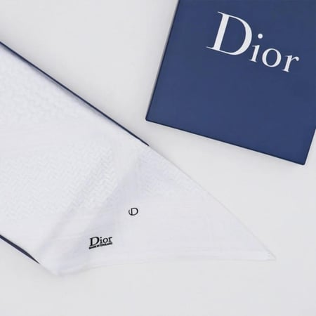 شماغ ماركة ديور هو افضل شماغ انجليزي بلون ابيض ناصع - متجر شماغ شوب