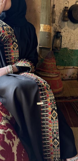 عباية مطرزة من الامام والاكمام بالقط العسيري مع طرحة مطرزة