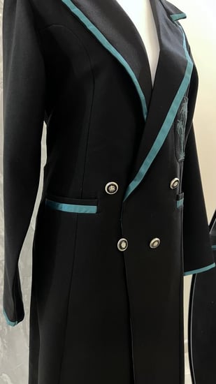 عباية الفروسية بليزر مبطنة من الأمام فقط  وتطريز على الجيب (اختياري)