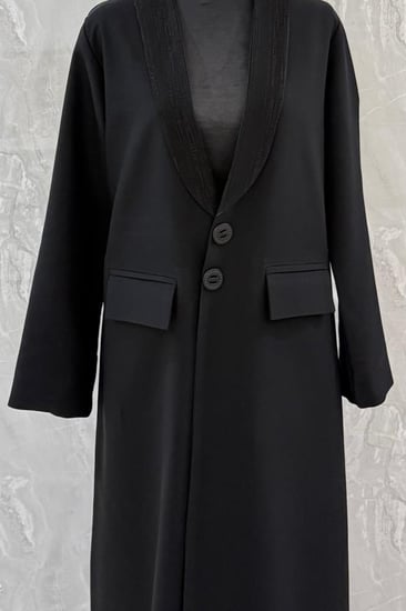 عباية بليزر مبطنة من الأمام فقط مع بلوزة اسود داخلية