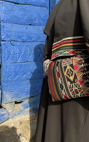 عباية مطرزة الاكمام بالقط العسيري مع طرحة مطرزة