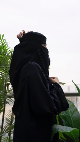 نقاب مبطن بالحرير طويل