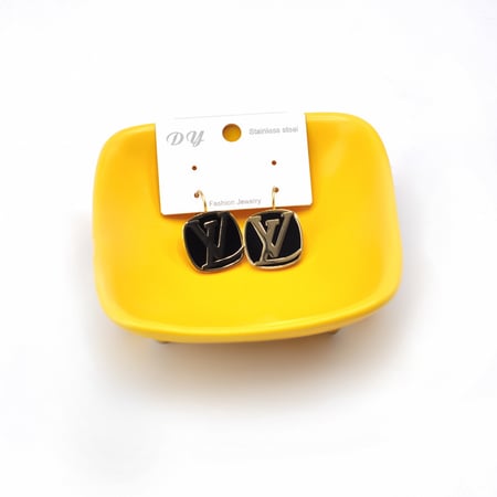 حلق ال في مطلي ذهب لون اسود وذهبي بتصميم مستوحى من لويس فيتون