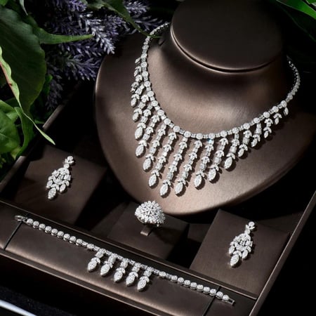 طقم زركون فضي راقي 4 قطع - مثالي لإطلالات الزفاف الفاخرة