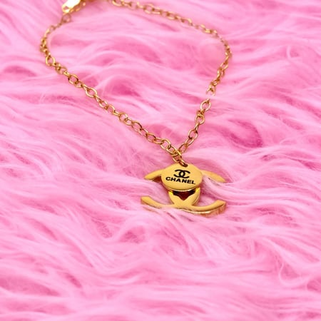 سلسال شانيل ذهبي