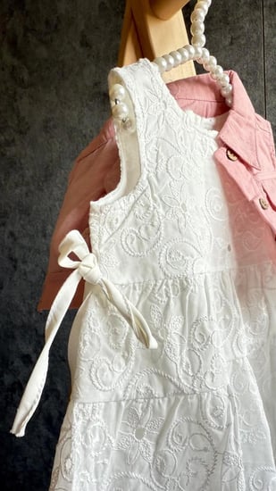 فستان دانتيل بناتي ابيض مع فيست وردي بأزرار