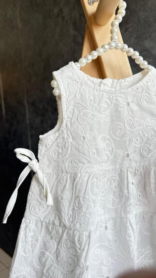 فستان دانتيل بناتي ابيض مع فيست وردي بأزرار