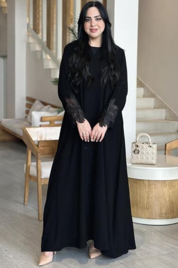 عبايات سوداء شيك بتصاميم ناعمة وطلة مرتبة