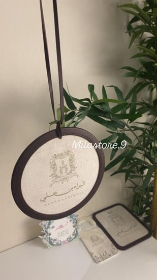 بطاقة مولود بإطار جلد